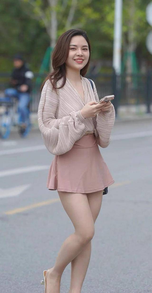 进行|蓬松款亚麻上衣，搭配淡粉色迷你裙，白嫩美腿很醒目