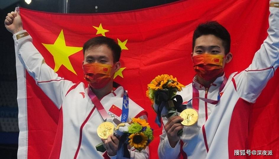 中国奥运健儿与国旗互动的感人瞬间-搜狐大视野-搜狐新闻