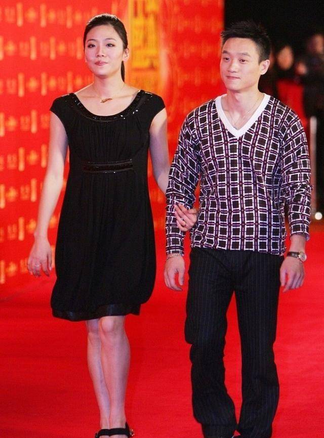 体操冠军杨威的妻子不愧也是运动员身材保持得真好看不出赘肉