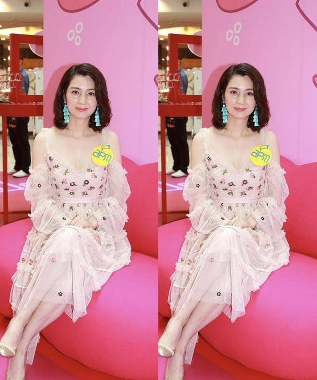 服装|洪欣真是扮嫩的“行家”，穿着一袭粉色裙子，和小姑娘比也不差