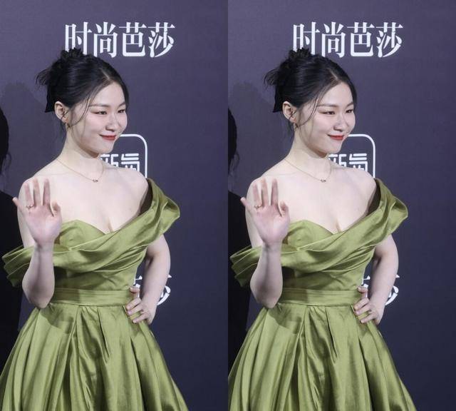 身材|金靖的身材不输别的女明星，肤色白得晃眼，让人移不开视线