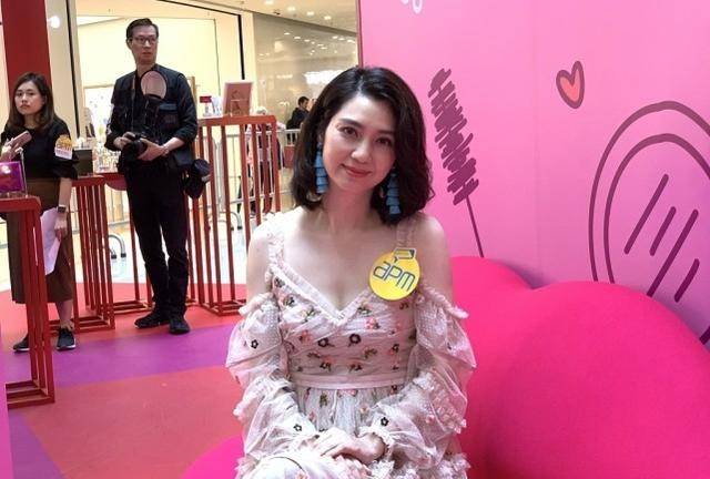 服装|洪欣真是扮嫩的“行家”，穿着一袭粉色裙子，和小姑娘比也不差