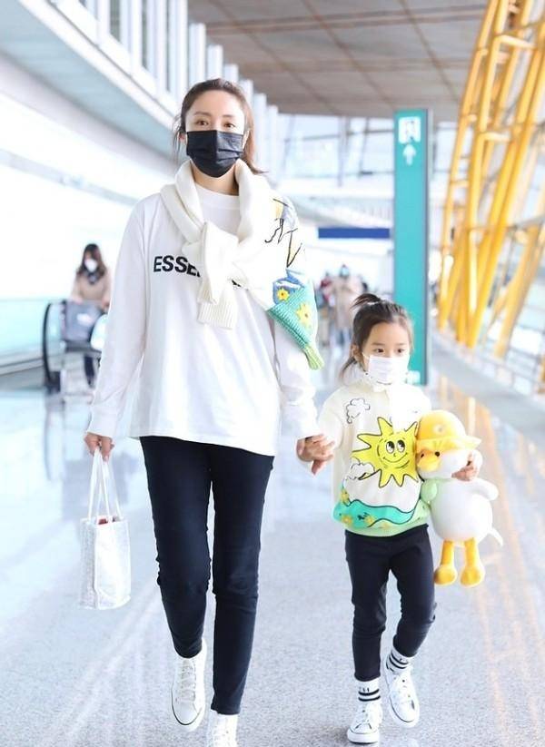 黑色|董璇和女儿感情真好，同穿黑白装手牵手走机场，女儿小酒窝太可爱