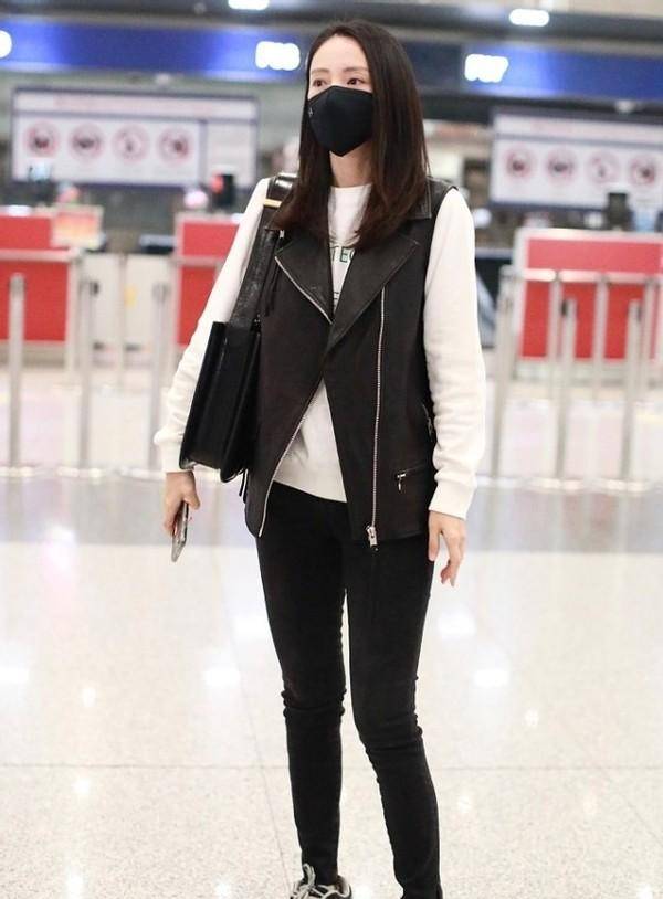 黑色|董璇和女儿感情真好，同穿黑白装手牵手走机场，女儿小酒窝太可爱