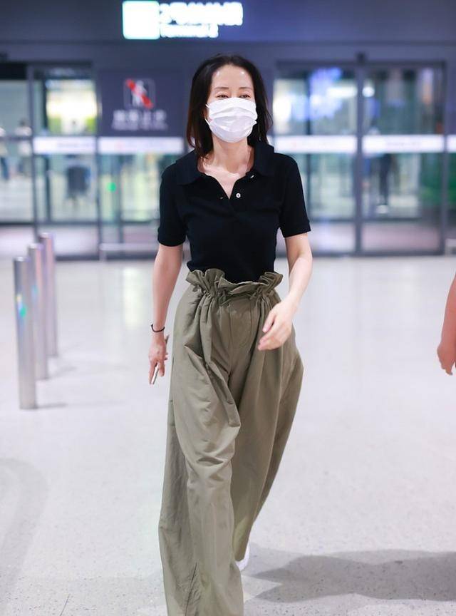 刘敏涛|刘敏涛时尚感还挺强，穿个假两件休闲又个性，肤色白皙看着都晃眼