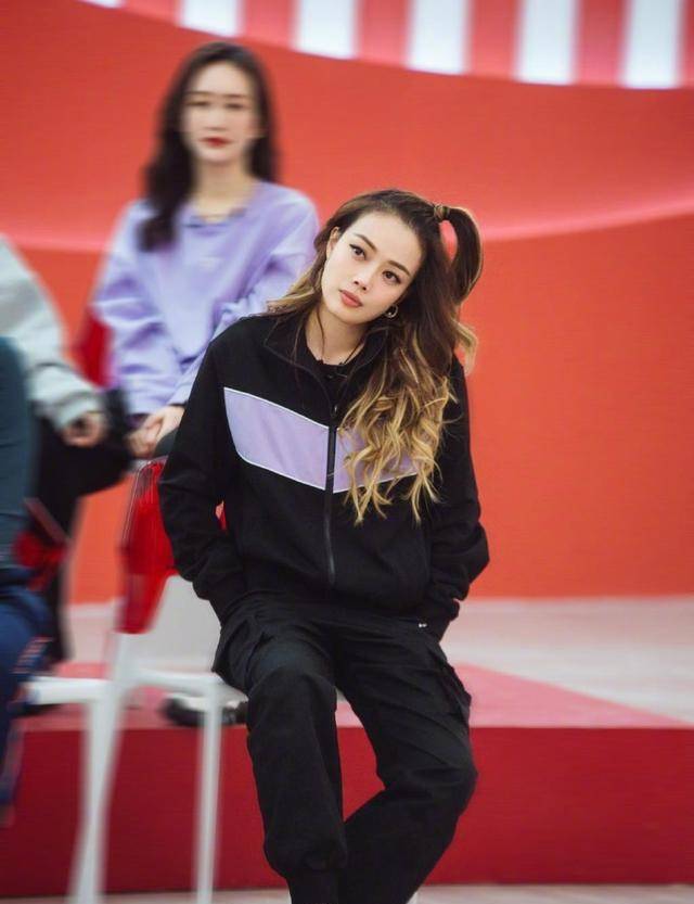 黑色|容祖儿参加浪姐后胆子更大了，露脐装配运动裤秀马甲线，真有魅力