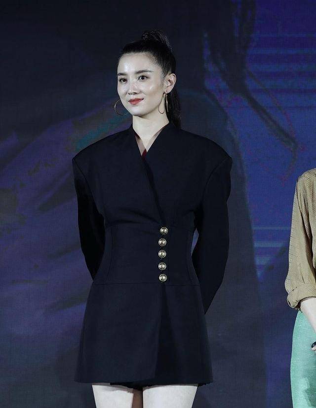 身材|自信的女人真美，宋佳一袭“晃荡领”礼裙，从上往下看也很撩人
