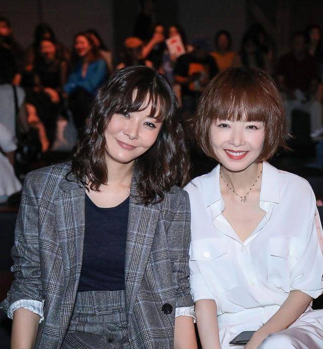 因为|女人还是优雅点好，柯蓝就算顶着老气的发型，依旧给人高贵感