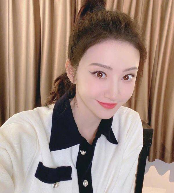 景甜真不像过了30的人高扎马尾跟少女一个样肤色白皙好晃眼