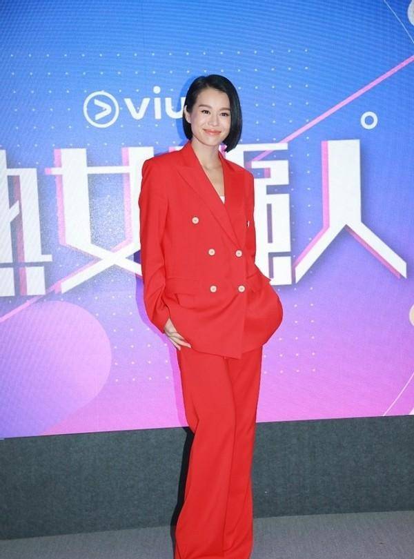 黑色|胡杏儿为捞金真是拼，挺8月孕肚现身记者会，一身西装还挺显瘦