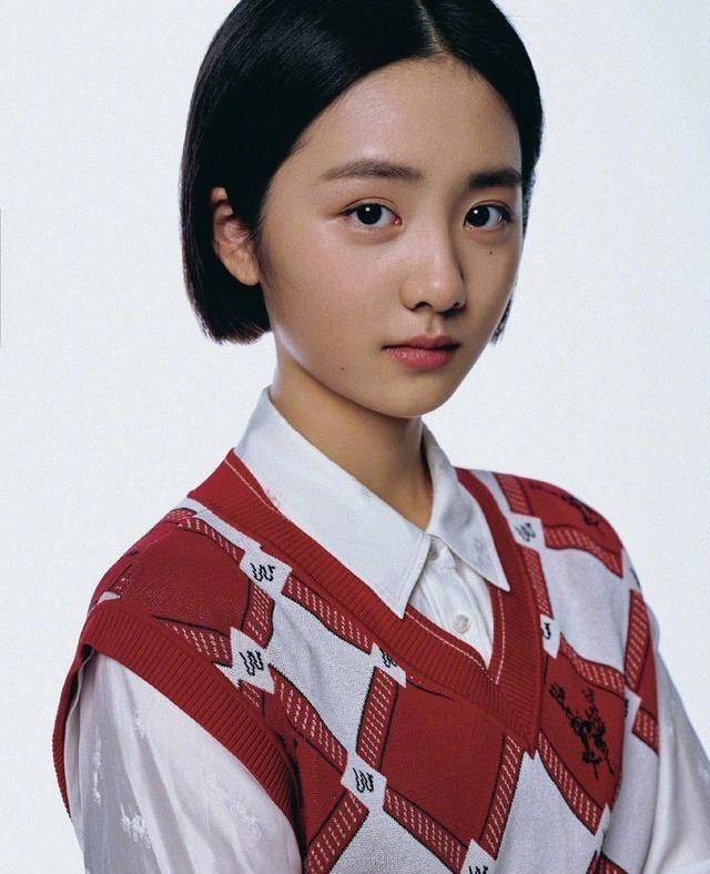 都拍|黄磊女儿都拍时尚大片了,出道还会远吗?长发美到几乎认不出