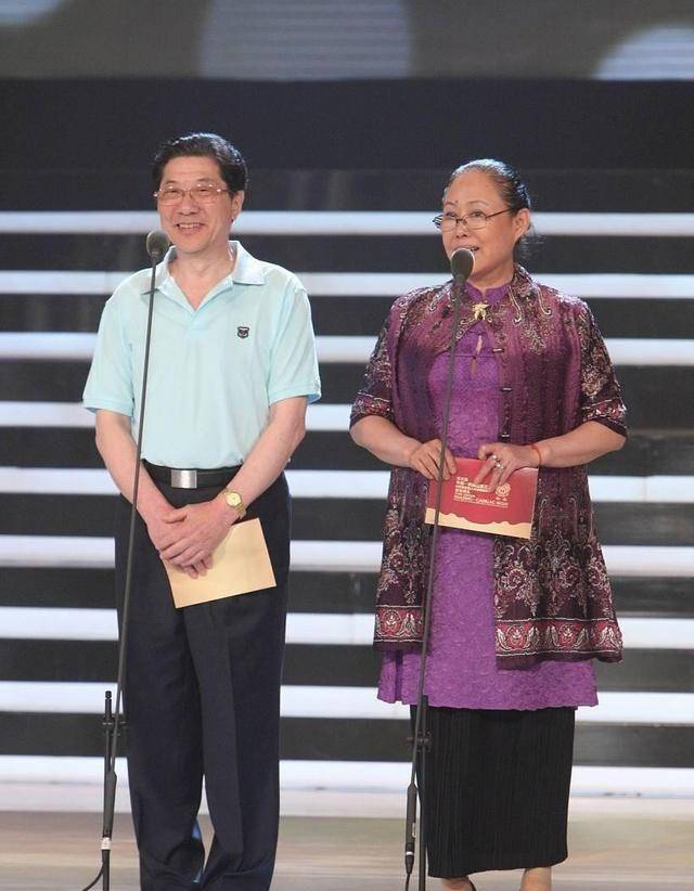 斯琴高娃气质真优雅手拄拐杖依旧站得挺拔不愧是老艺术家