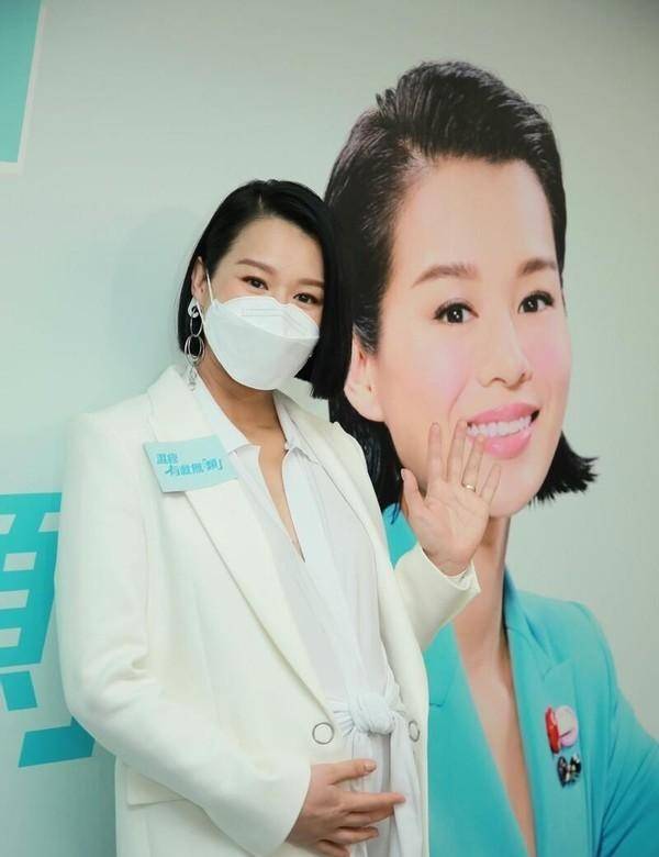 黑色|胡杏儿为捞金真是拼，挺8月孕肚现身记者会，一身西装还挺显瘦