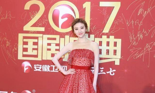 卫衣|景甜这裙子看着不太保守，又薄又透还挺撩人的，好身材藏不住