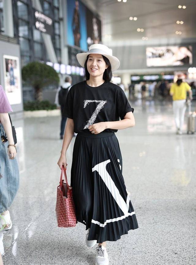 老公|朱丹一家三口低调出街，和老公同穿白T恤秀恩爱，真没有明星架子