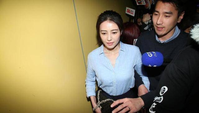 西裤|高圆圆赵又廷虽然是姐弟恋，但手拉手出行真登对，高圆圆看着真嫩