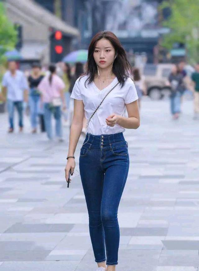 时尚|专题街拍：牛仔裤是每个潮流女人必备的时尚单品