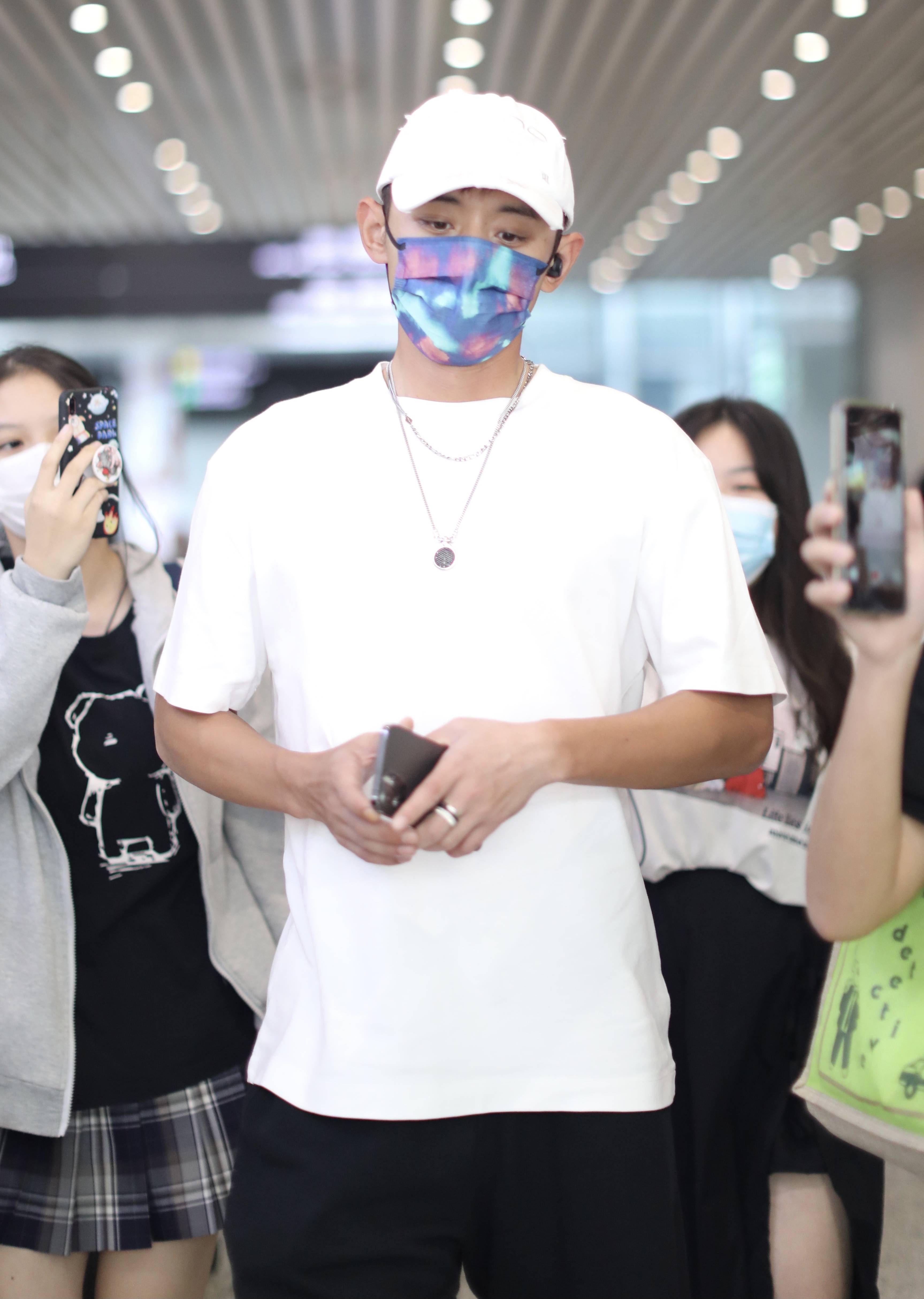 张继科加油乒乓男团后首现身 拿手机拍粉丝超调皮