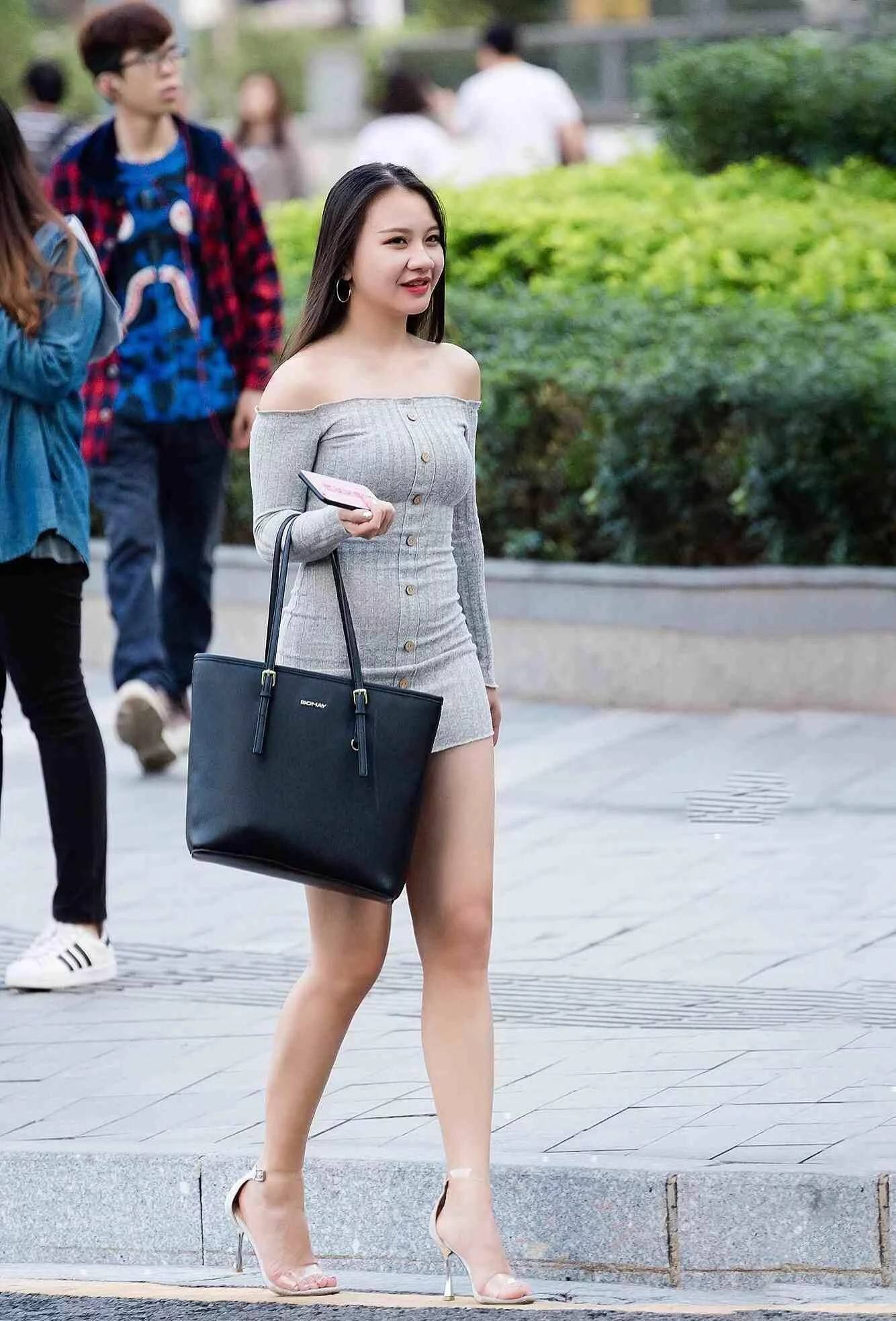 黑色|简单方便的连衣裙装扮更加立体显瘦，显得身材妩媚动人，热情洋溢
