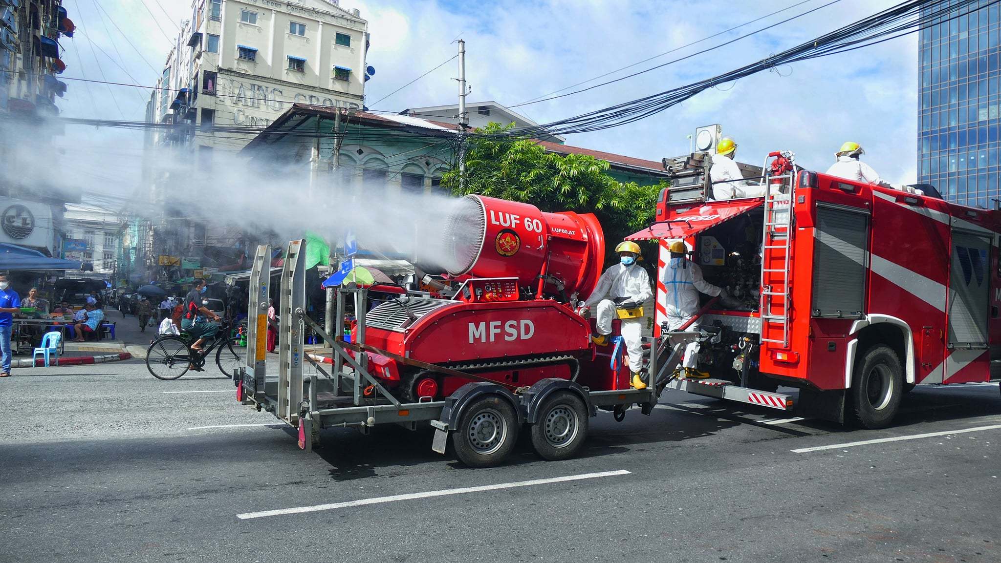 缅甸消防的先进装备在仰光街头喷洒消毒液的luf60无人消防车