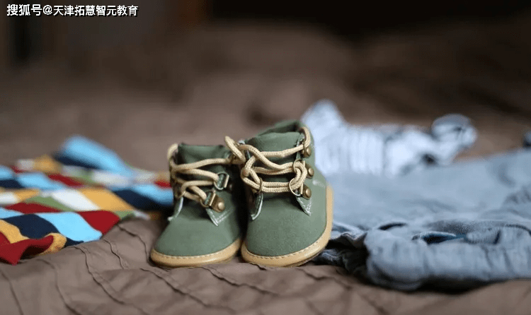 梦境迷踪，解读梦到自己没穿鞋只穿了袜子走路的深层含义