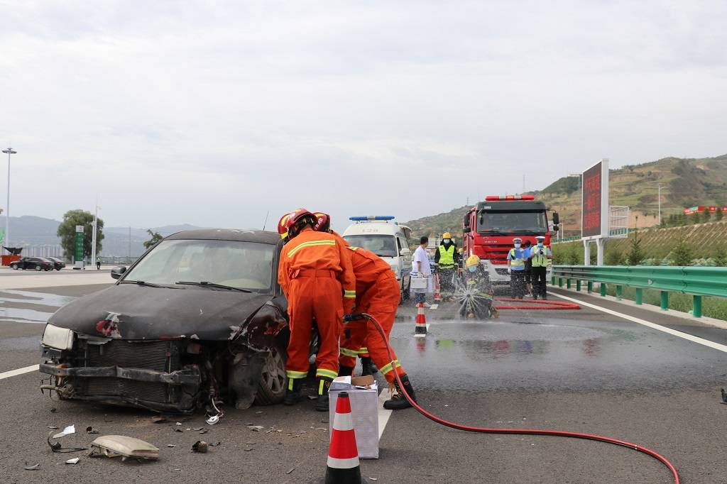 秦安消防联合多部门开展高速公路交通事故应急救援演练