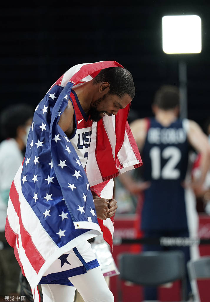 高清图:美国男篮摘得奥运金牌 杜兰特披国旗庆祝