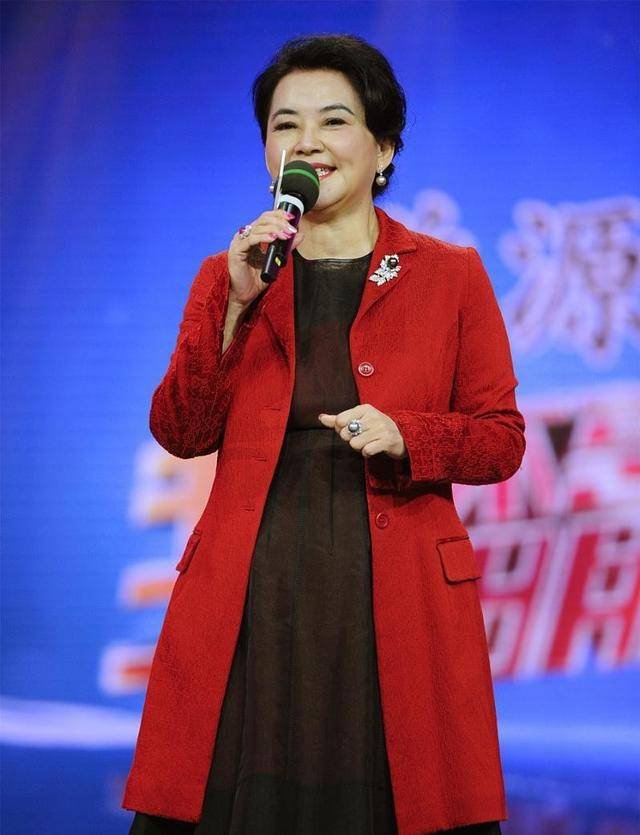 黑色|江珊这造型挺别致，正面看没啥亮点，但一弯腰却很撩人