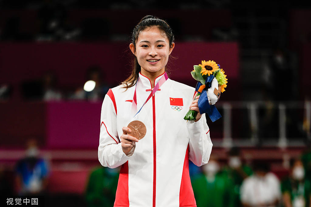 高清图:龚莉出席空手道颁奖礼 手举奖牌开心合影