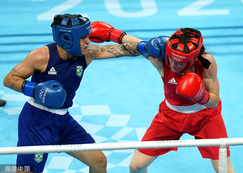 高清图:拳击女子轻量级 爱尔兰选手哈林顿夺冠