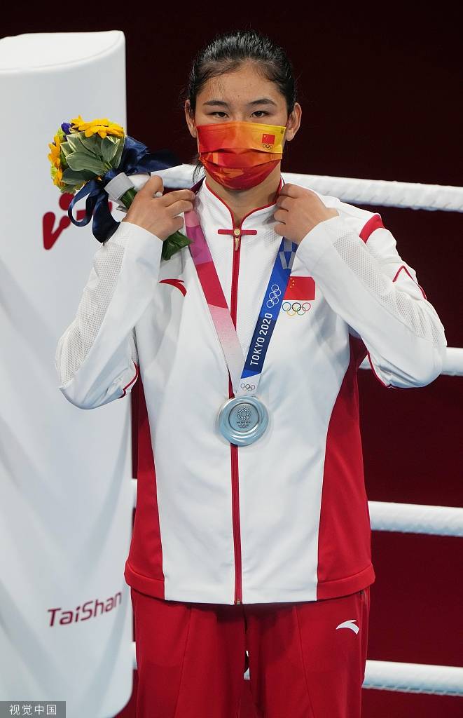 高清图李倩出席颁奖典礼佩戴奖牌向观众展示