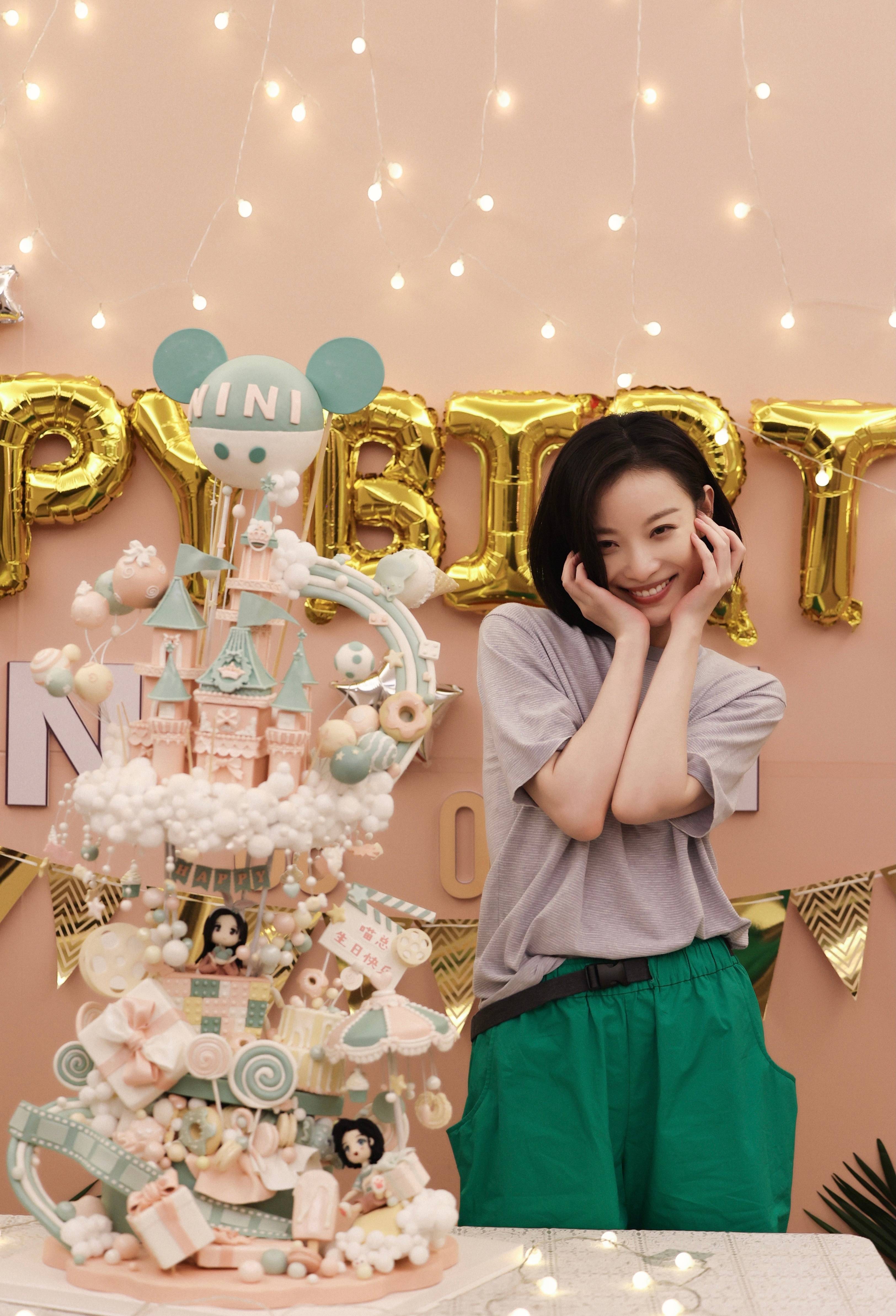 倪妮生日派对现场温馨有爱 抱吉他摆拍笑容灿烂