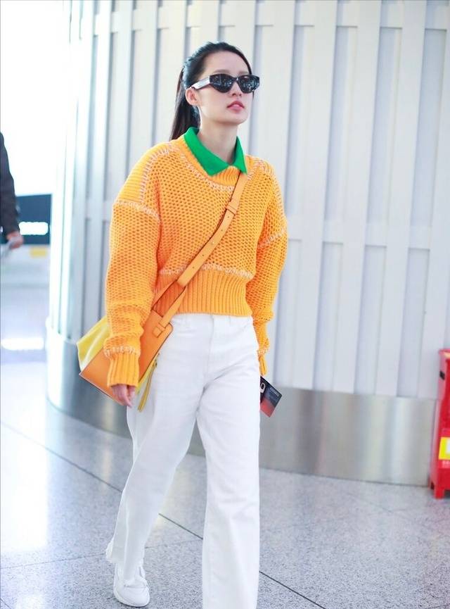 服装|李沁真是会扮嫩,穿明黄色毛衣配破洞裤,时尚感强太减龄