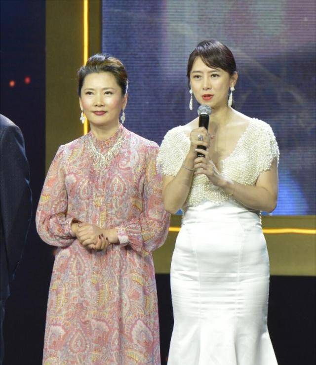 刺绣|何赛飞自然老的样子真美，穿旗袍挺有气质，眼角细纹也不影响气质