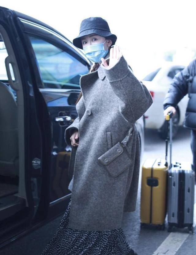 娄艺潇|娄艺潇身材还挺好，穿得鼓鼓囊囊也不显胖，手拿玩偶太可爱