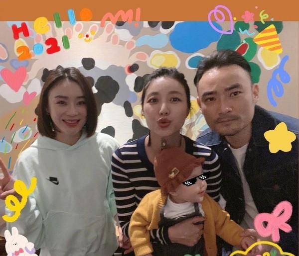 黑色|袁姗姗晒一家子照片,爸妈同框太有夫妻相,她嘟嘴比耶像小女孩