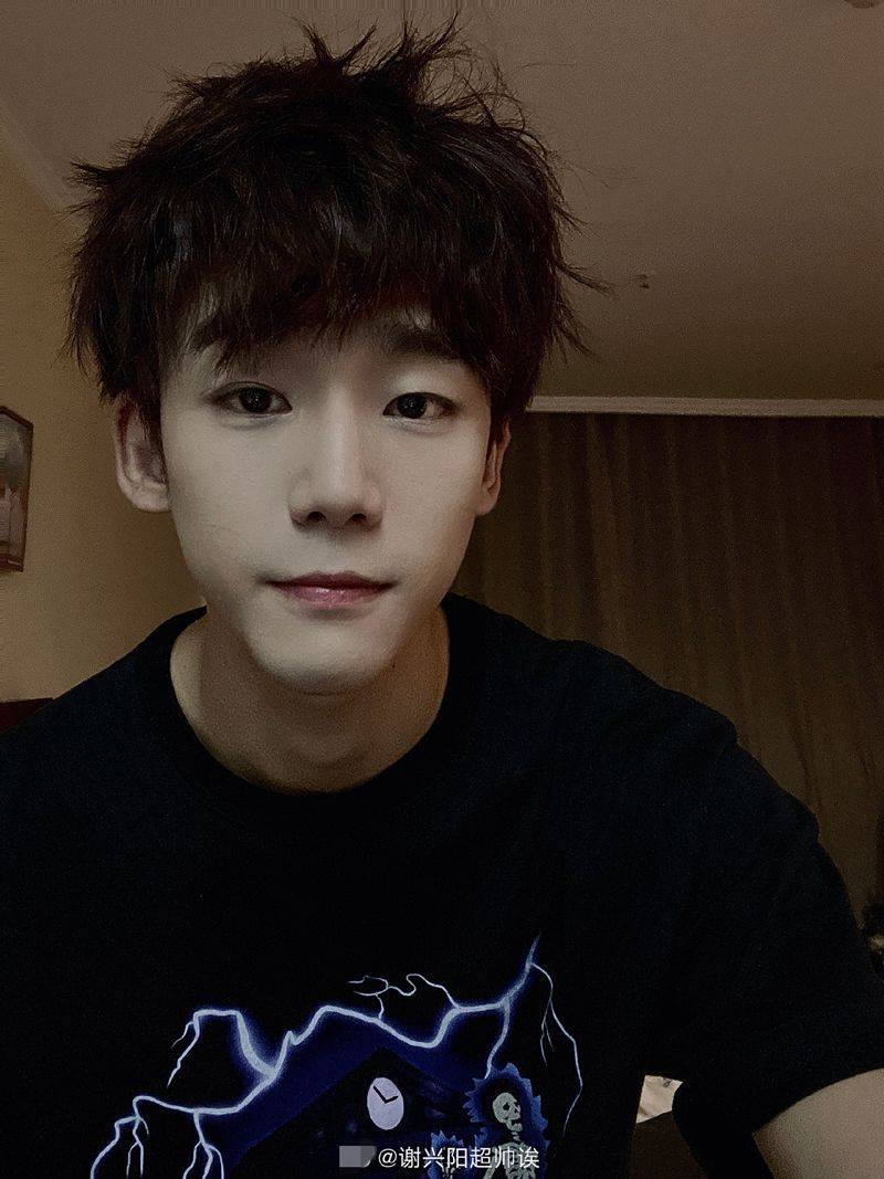 谢兴阳晒秋天的第一组自拍 四宫格怼脸照慵懒不失帅气