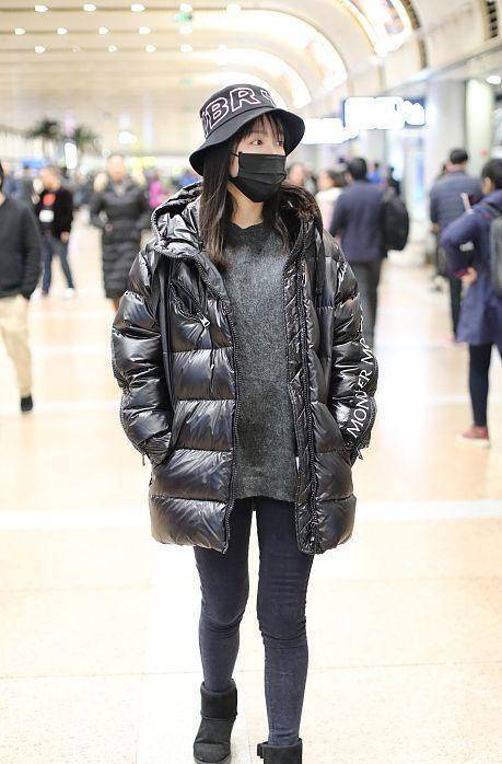 娄艺潇|娄艺潇身材还挺好，穿得鼓鼓囊囊也不显胖，手拿玩偶太可爱