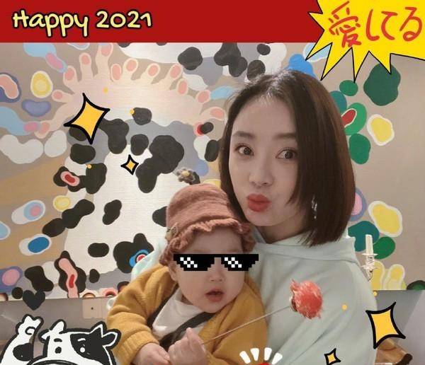 黑色|袁姗姗晒一家子照片,爸妈同框太有夫妻相,她嘟嘴比耶像小女孩