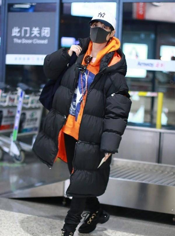 黑色|李宇春的175身高真不白给，穿长大衣飘逸又帅气，气场太强了