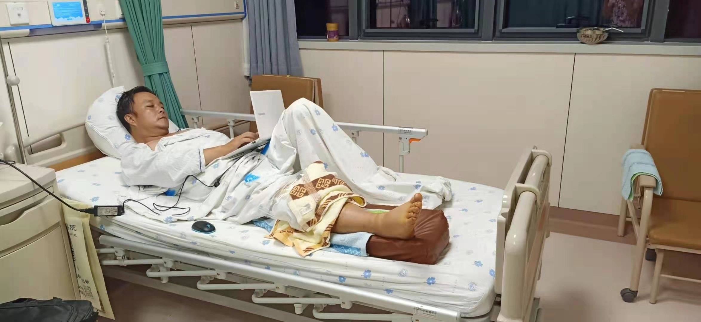 程红亮尽管受了重伤,可他仍在挂念村里的老人如何检测.