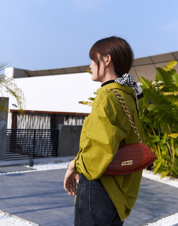 显得|女人不要再把“衬衫”塞裤子了，今年流行这样穿