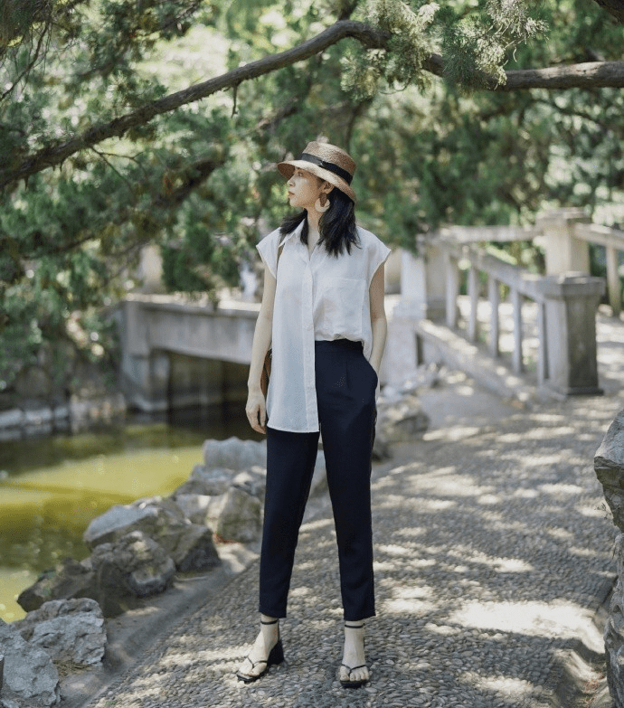 显得|女人不要再把“衬衫”塞裤子了，今年流行这样穿