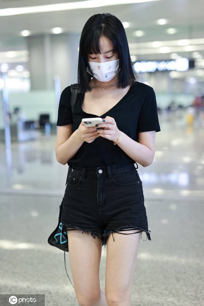 黄龄身穿黑色v领t搭配同色磨边热裤十分清凉