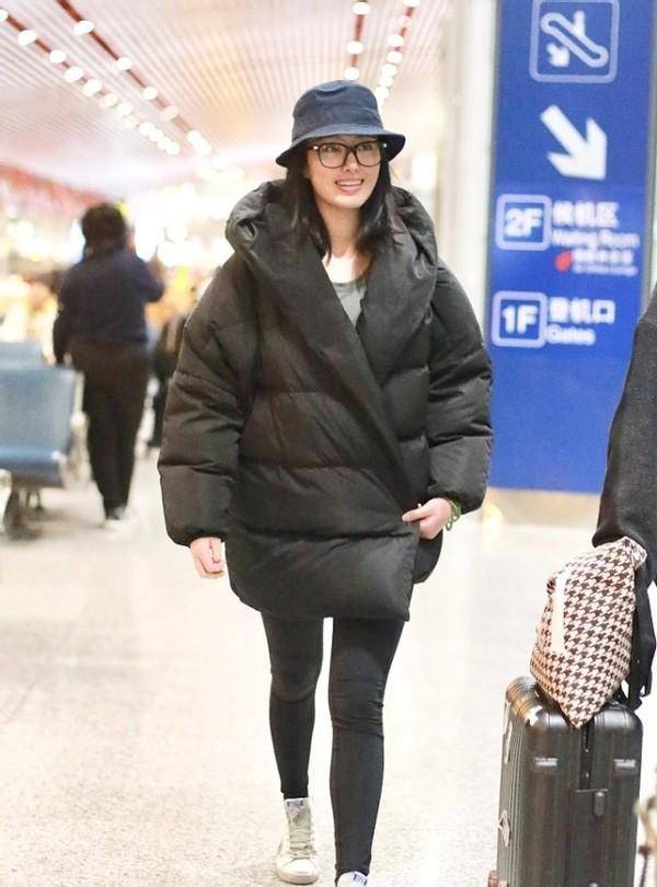 建议|杨采钰戴墨镜酷似刘亦菲，私下穿牛仔裤配棉服走机场，随性又自然