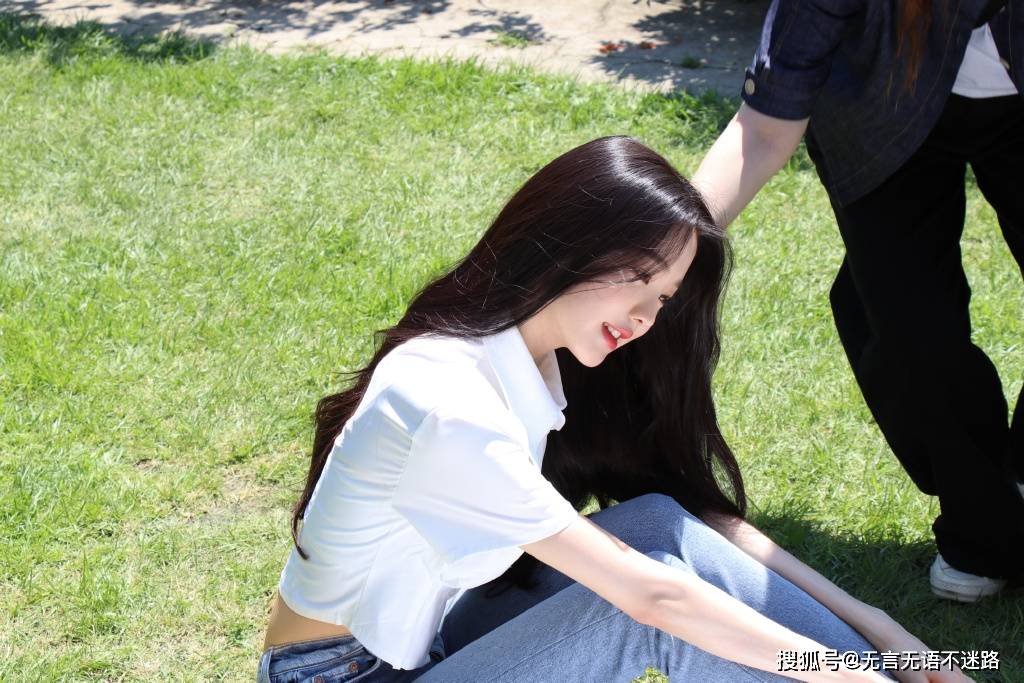 张元英|韩国女歌手张元英，白衫牛仔裤穿搭，户外阳光下清纯迷人