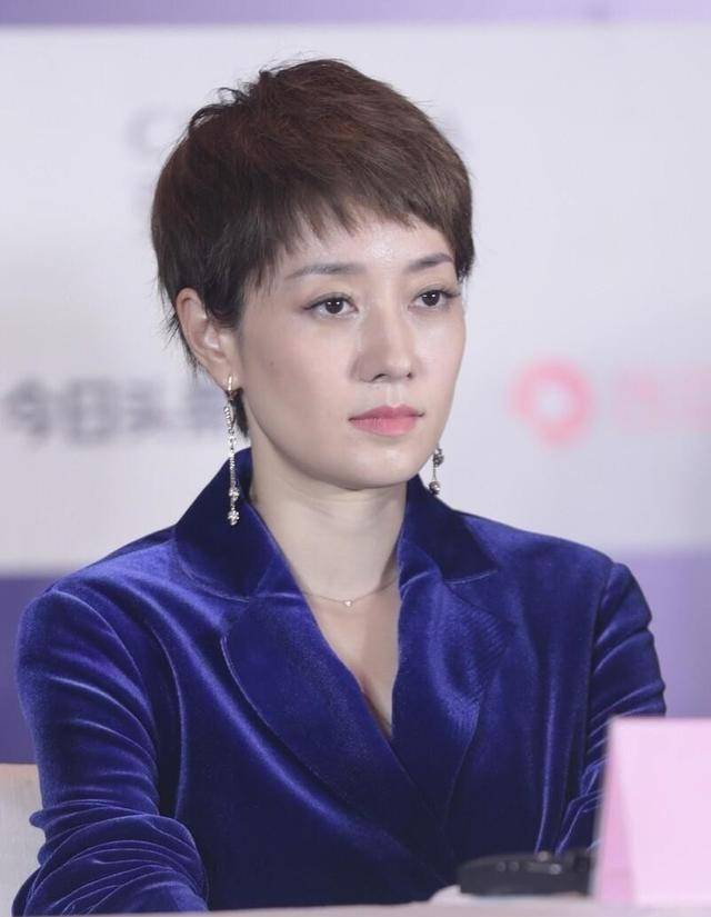 海清|马伊琍这抹胸裙有点小，腋下都勒出了赘肉，但和海清谈笑挺自信的