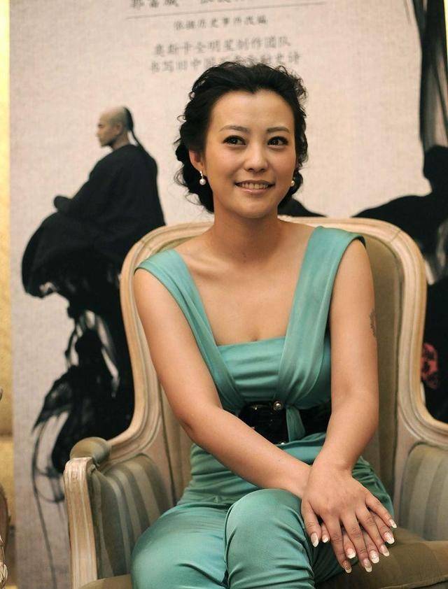 场合|郝蕾这身材真占便宜,虽然肉肉的但并不胖,紧身造型也看不出赘肉