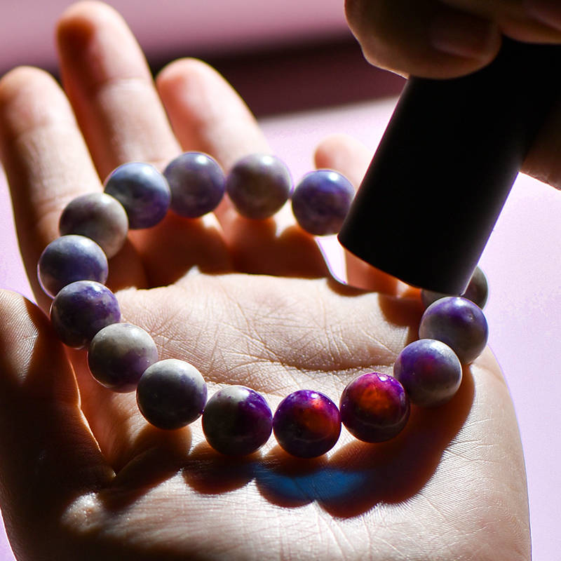 普琳丝有着独特有趣的超能力神奇聚能的变色石紫方钠石