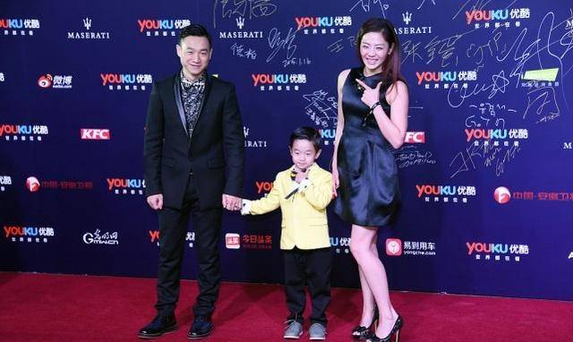 身材|体操冠军杨威的妻子不愧也是运动员,身材保持得真好,看不出赘肉